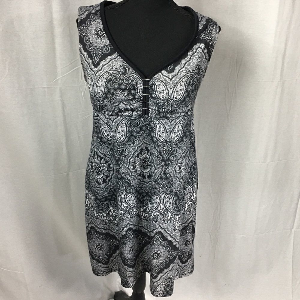 Gerry Medium Sports-dress black white sleeveless form fitting removable cups